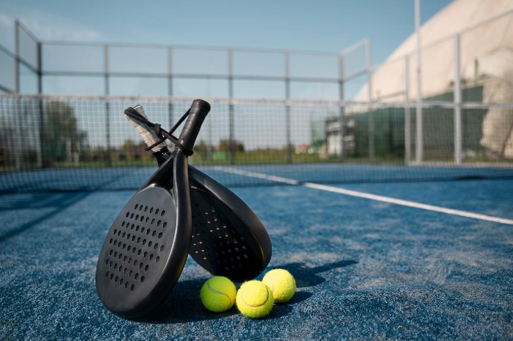 Faut-il vraiment une raquette chère quand on débute le padel ?