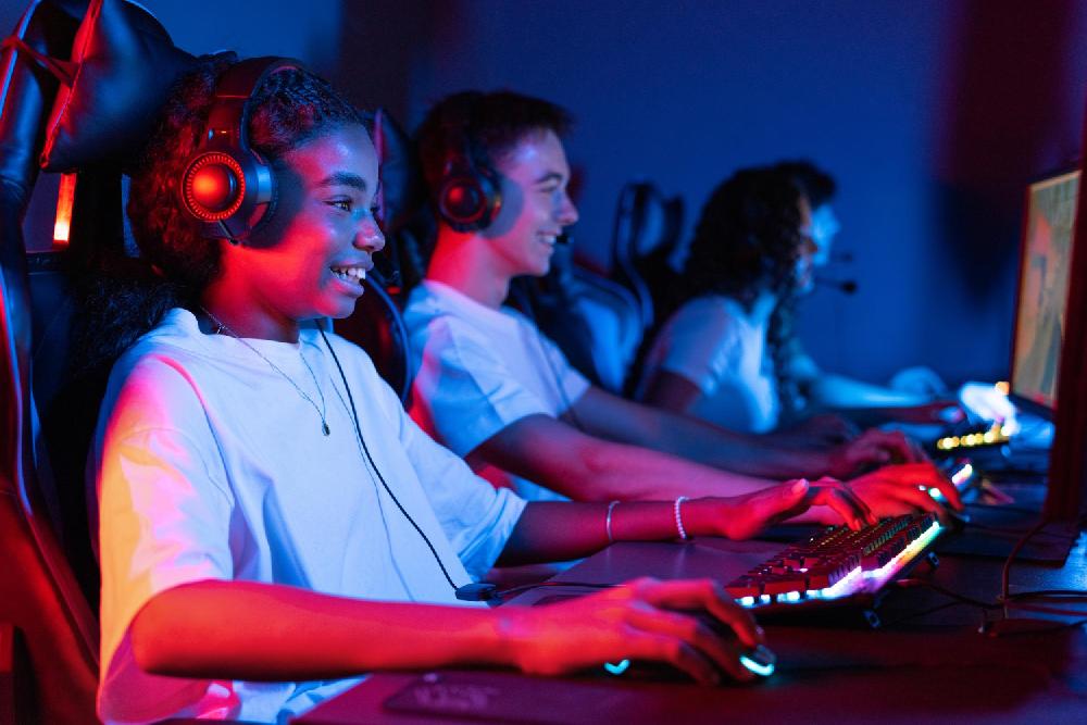 Quatre joueurs d’esport participent à une compétition sur scène.