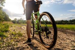 Route ou Gravel : Lequel choisir pour démarrer fort et sans regret ?