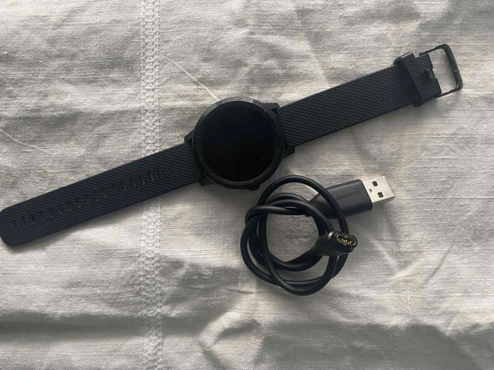 Montre connectée de sport Garmin Vivoactive 3 avec GPS et cardio poignet. Grise avec bracelet noir.  - photo 1