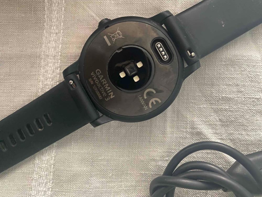 Montre connectée de sport Garmin Vivoactive 3 avec GPS et cardio poignet. Grise avec bracelet noir.  - photo 2