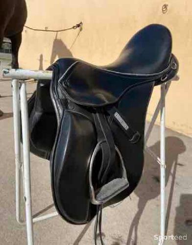 Equitation - Selle mixte de cheval en cuir + bavette + étrivières + etriers - photo 3