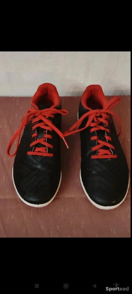 Football - Chaussure de football terrain sec kipsta agility 100 FG noir et rouge T.34 - photo 1