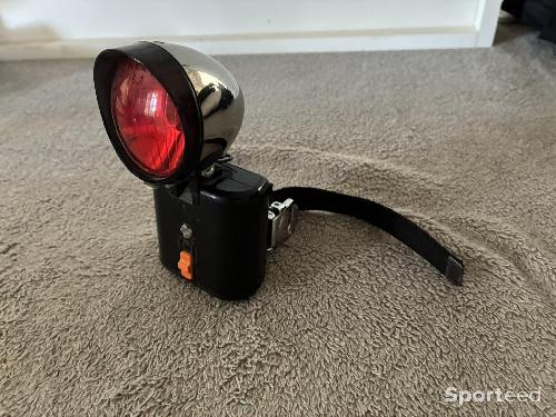 Lampe pour vélo/trottinette arrière – sur pile, attache à sangle – Feu rouge