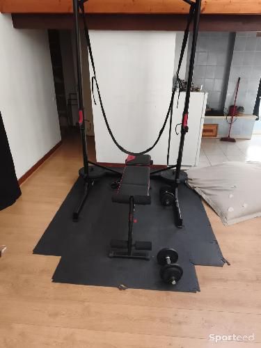 Home gym complet — Rack, banc, banc lombaire, poids, tapis