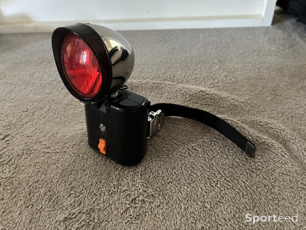 Vélo loisir / urbain - Lampe pour vélo/trottinette arrière – sur pile, attache à sangle – Feu rouge - photo 1
