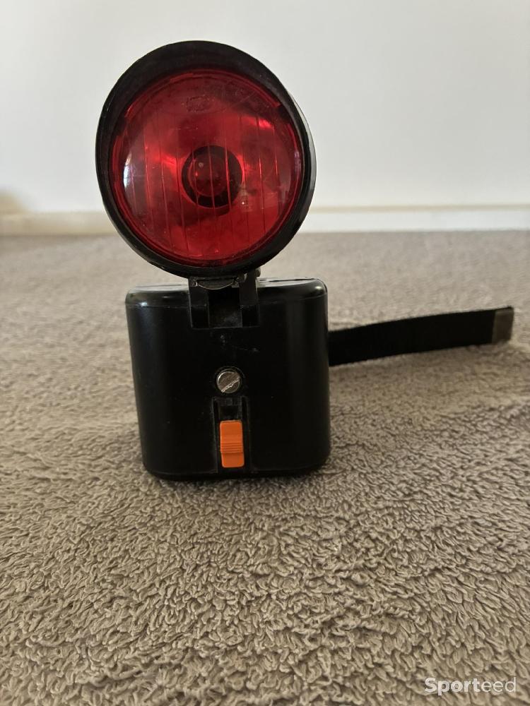 Vélo loisir / urbain - Lampe pour vélo/trottinette arrière – sur pile, attache à sangle – Feu rouge - photo 3