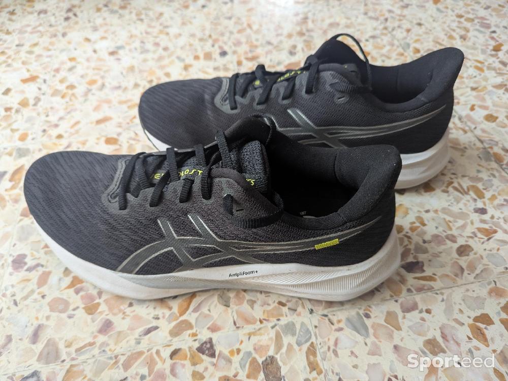 Course à pied route - asics  VERSABLAST 4 pointure 45 - photo 2